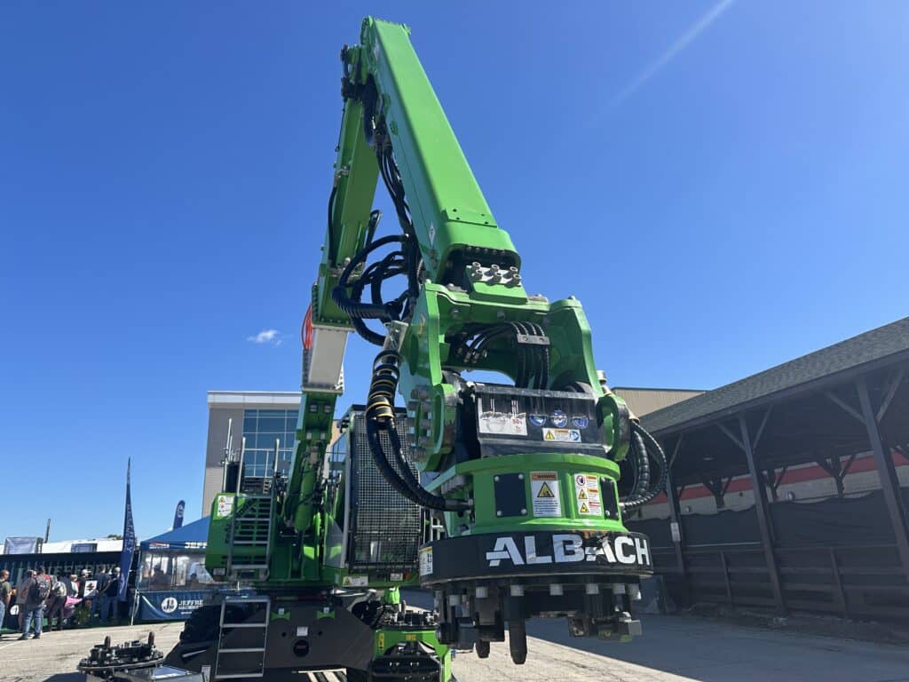 mobile forestry equipment with a hydraulic rotary actuator